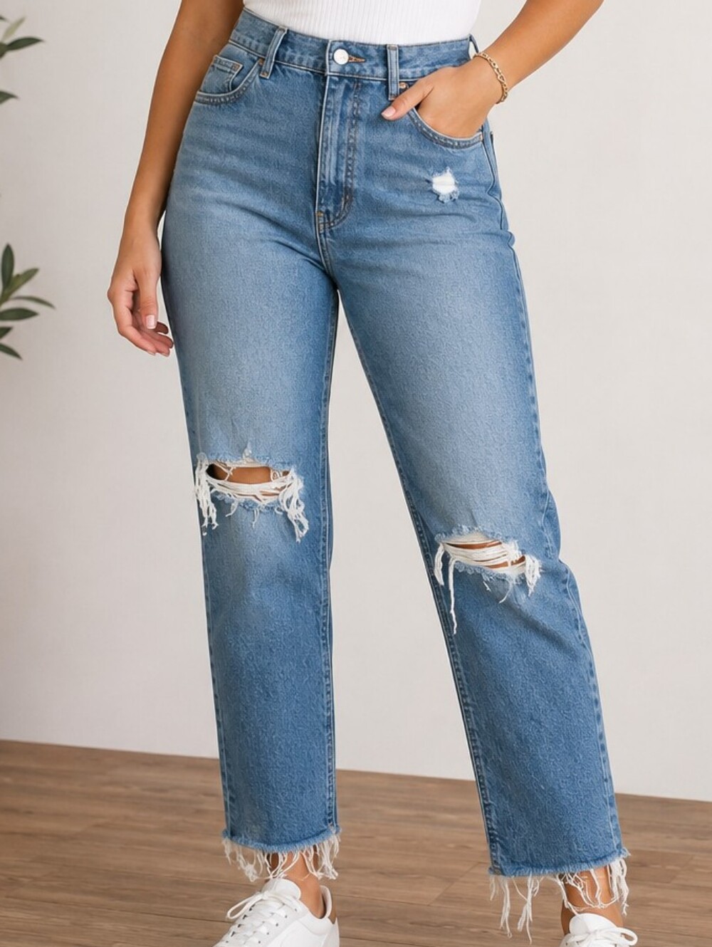 Express Outlet Super High Rise Mom Jeans Distressed Raw Hem Size 8 Regular